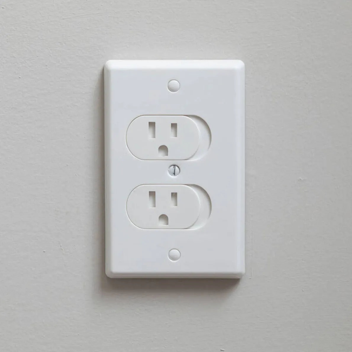 Universal Self-Closing Outlet Cover (3 Pack)