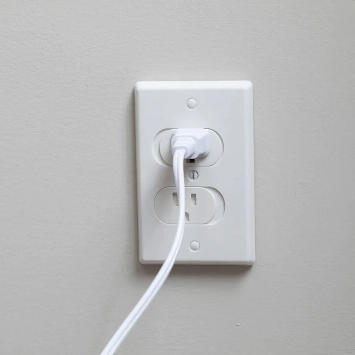 Universal Self-Closing Outlet Cover (3 Pack)