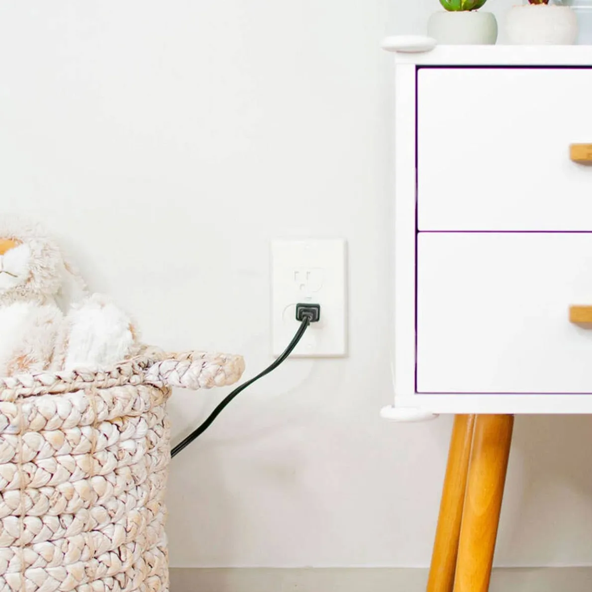 Universal Self-Closing Outlet Cover (3 Pack)